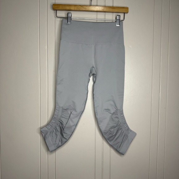 Lululemon Awakening Crop leggings Taryn Toomey 17". Sz 4. Gray. Ruched leg. - Picture 8 of 15